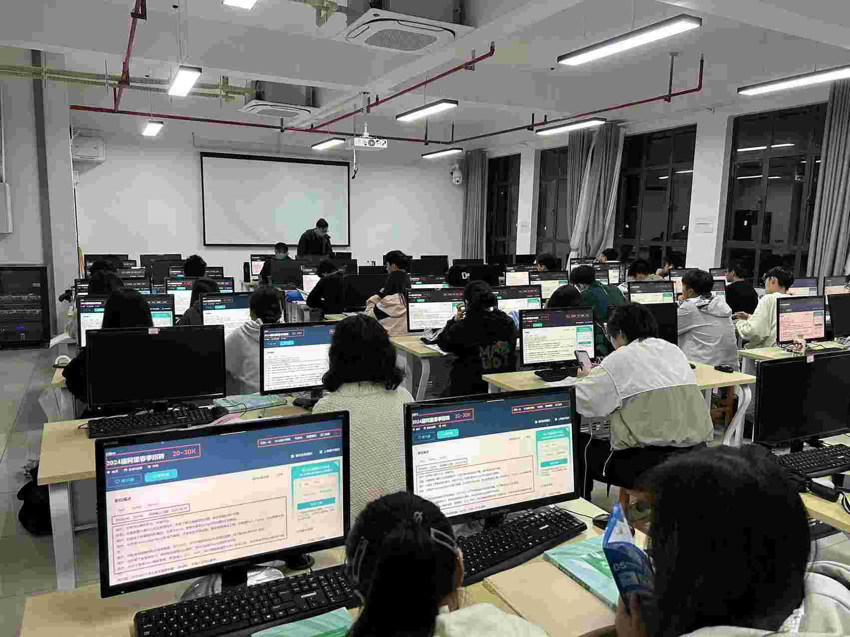 湖南財(cái)政經(jīng)濟(jì)學(xué)院舉辦大數(shù)據(jù)相關(guān)職業(yè)規(guī)劃講座