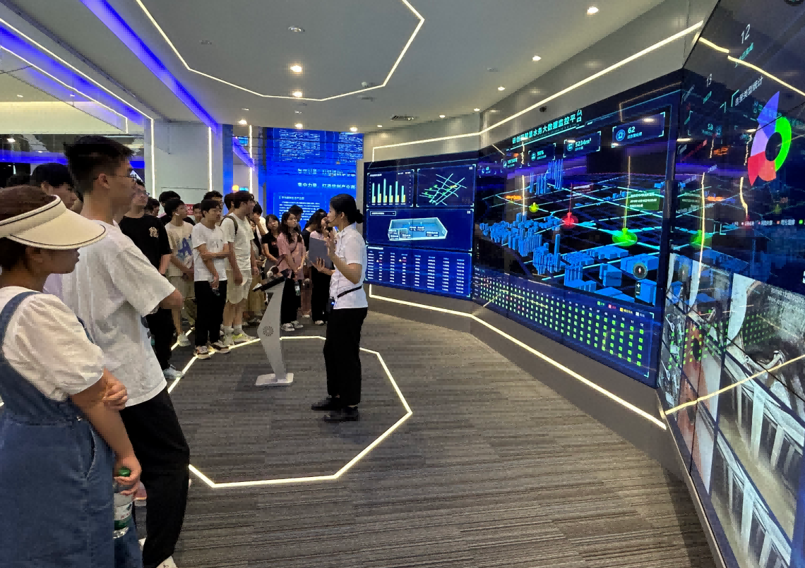 evo真人视讯科技IT精英暑期實訓營活動日 | 探秘南京江北新區(qū)研創(chuàng)園 科技火花點亮未來夢想